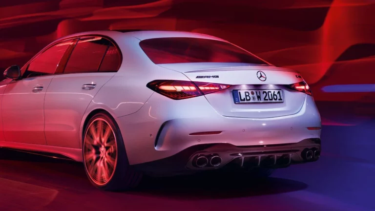 Jupe arrière AMG avec insert diffuseur en noir brillant